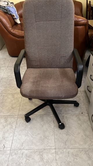 Sillas de oficina azules y negras