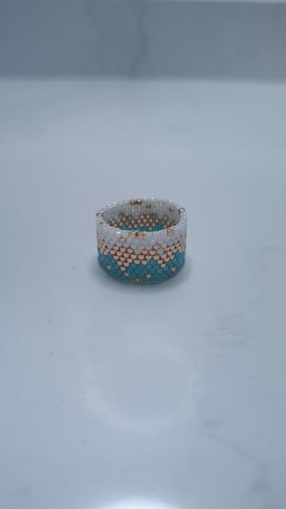 Anillo Miyuki cosido con técnica Peyote