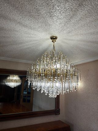 Lámpara de araña dorada y lágrimas de cristal