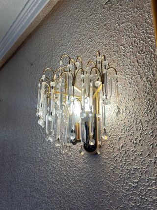 Lámpara de araña dorada y lágrimas de cristal