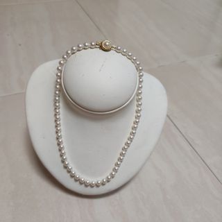 Collar de perlas y cierre dorado