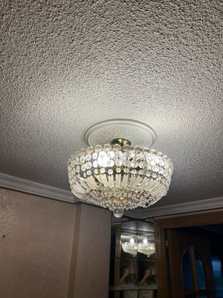 Lámpara de araña de cristal y metal