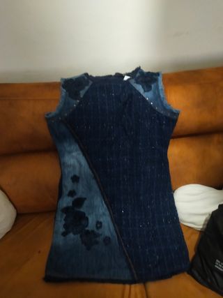 Top vaquero con flores y detalles brillantes