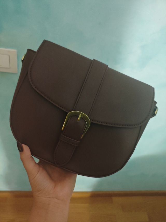 Borsa marrone con fibbia dorata