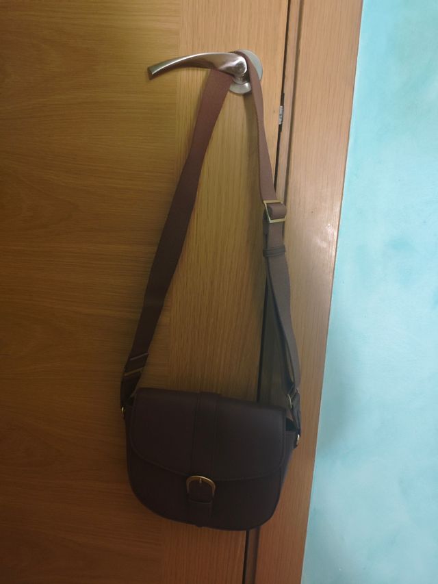 Borsa marrone con fibbia dorata