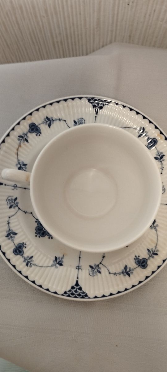 Taza y plato de porcelana azul y blanco