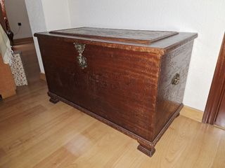 Baúl de madera tallada con cerradura antigua