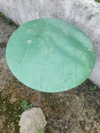 Mesa redonda de metal verde