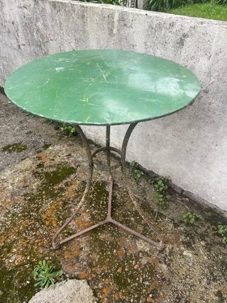 Mesa redonda de metal verde