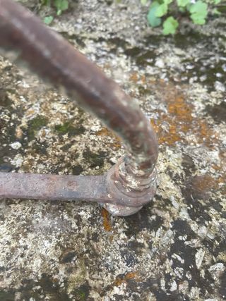 Mesa redonda de metal verde