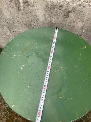 Mesa redonda de metal verde