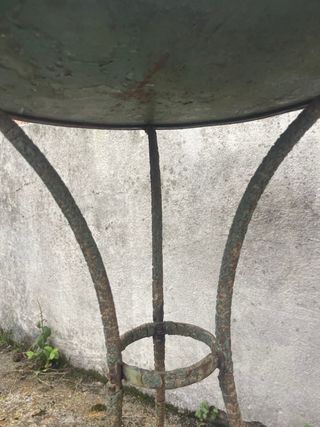 Mesa redonda de metal verde