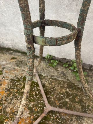 Mesa redonda de metal verde