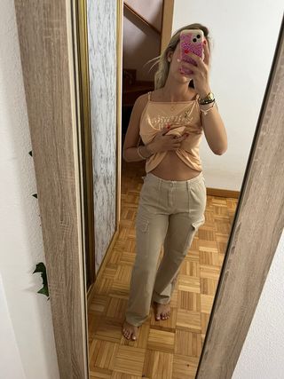 Pantalón cargo beige.