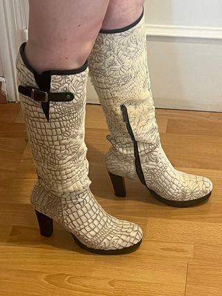 Botas altas de piel beige y negras