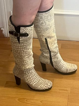 Botas altas de piel beige y negras