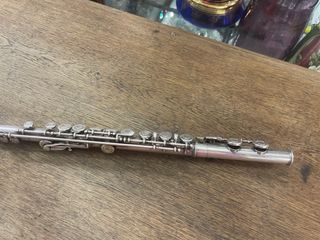 Flauta travesera plateada
