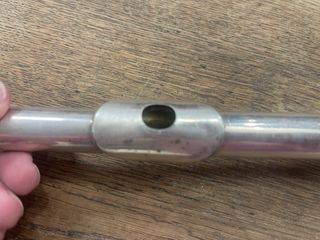 Flauta travesera plateada