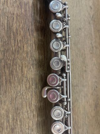 Flauta travesera plateada