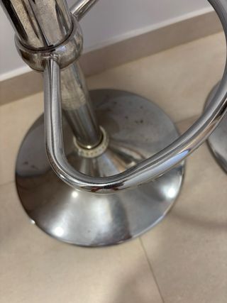 Taburetes de barra plateados y blancos