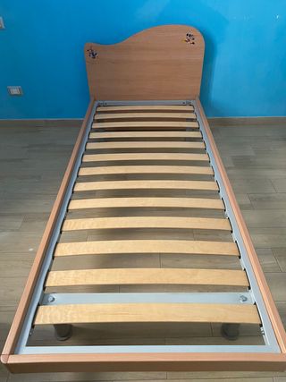 Letto singolo in legno