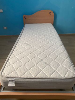 Letto singolo in legno