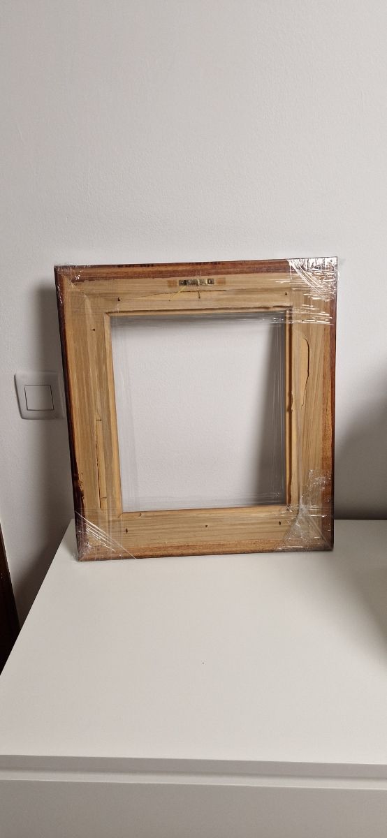 Marco de madera marrón y negro