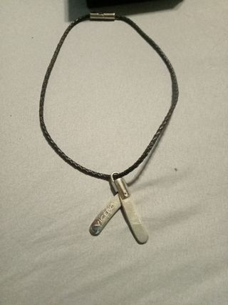 Colgante Viceroy con cordón de cuero y acero