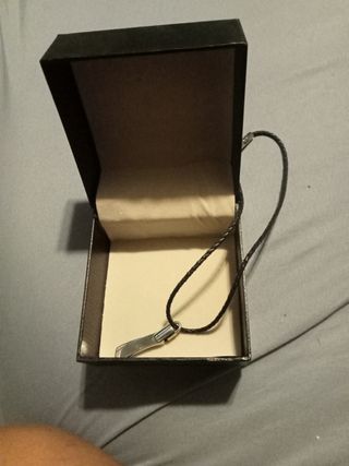 Colgante Viceroy con cordón de cuero y acero