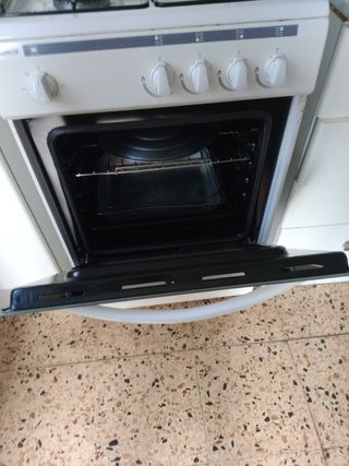 Cocina de gas blanca con horno