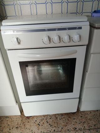 Cocina de gas blanca con horno