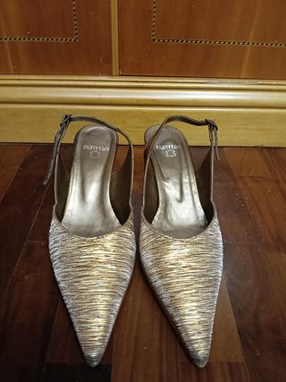 Tacones dorados Mayfran talla 38