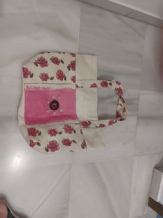 Bolso de tela con flores rosas y detalle