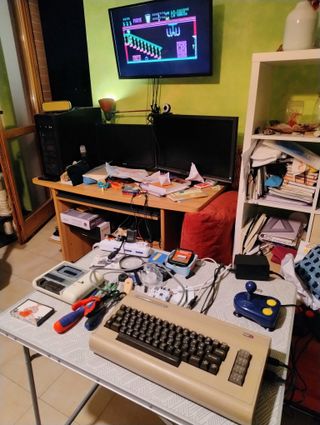 Commodore 64 testato con datasette e joystick