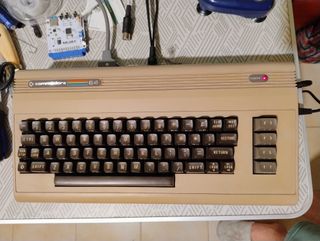 Commodore 64 testato con datasette e joystick