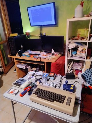 Commodore 64 testato con datasette e joystick