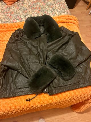Chaqueta verde militar con cuello de pelo