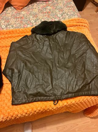 Chaqueta verde militar con cuello de pelo