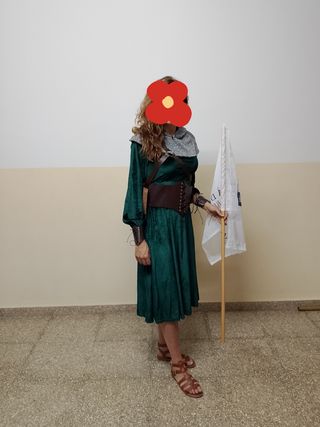 Vestido medieval verde y granate. 24 unidades.