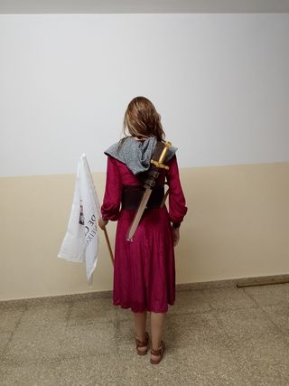 Vestido medieval verde y granate. 24 unidades.