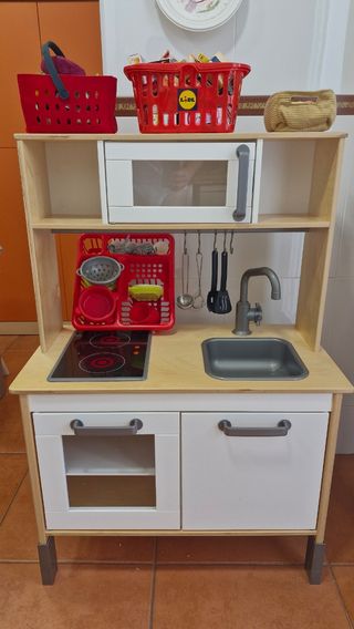 Cocinita de madera Ikea para niños