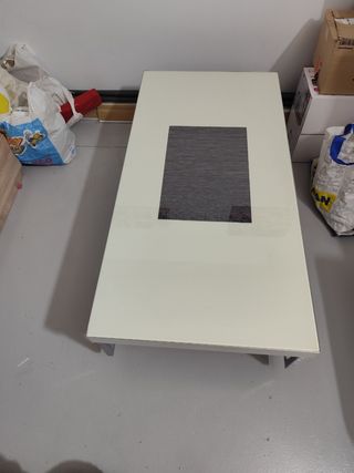 Mesa de centro con cristal blanco encima