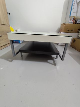 Mesa de centro con cristal blanco encima