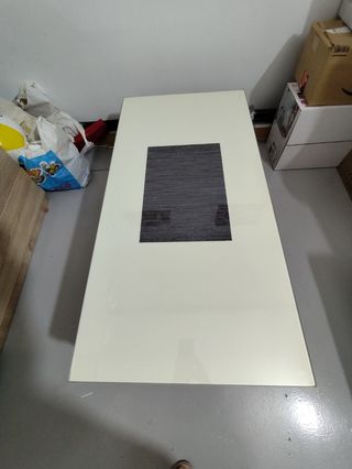 Mesa de centro con cristal blanco encima