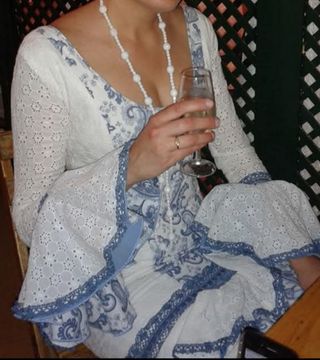 Traje de flamenca blanco y azul