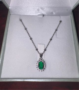 Hermosa cadena de plata de ley con esmeralda