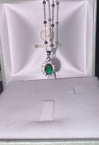 Hermosa cadena de plata de ley con esmeralda