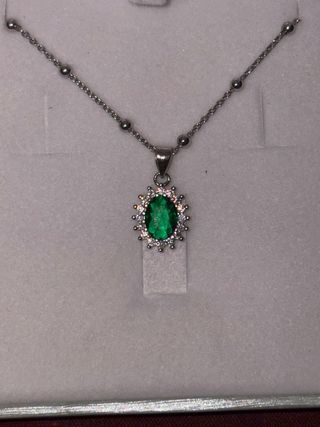 Hermosa cadena de plata de ley con esmeralda