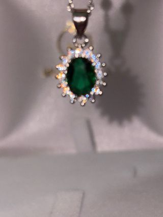 Hermosa cadena de plata de ley con esmeralda