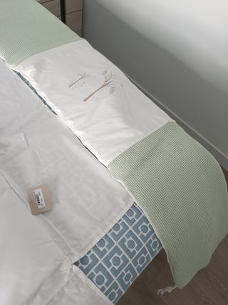 Colcha y chichonera cuna con diseño de ciervo